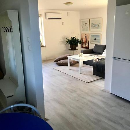 Rymlig Laegenhet I Avdelat Hus Med Egen Parkering Apartment Kaglinge Bagian luar foto