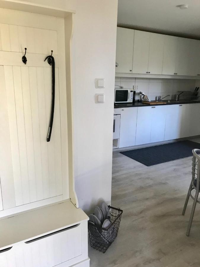 Rymlig Laegenhet I Avdelat Hus Med Egen Parkering Apartment Kaglinge Bagian luar foto