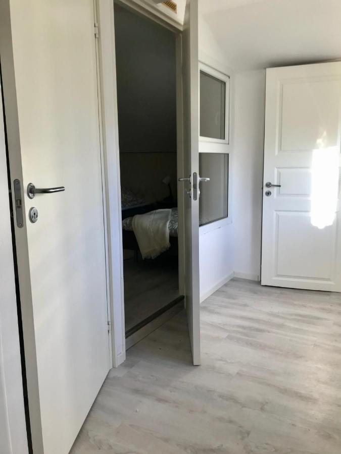 Rymlig Laegenhet I Avdelat Hus Med Egen Parkering Apartment Kaglinge Bagian luar foto